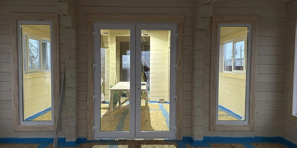 Установка окон и двухпольной ПВХ-двери в доме из сухого профилированного бруса 190 мм с учётом тёплого пола  - эксперт Алексей Павельев, ШУВОЕ
